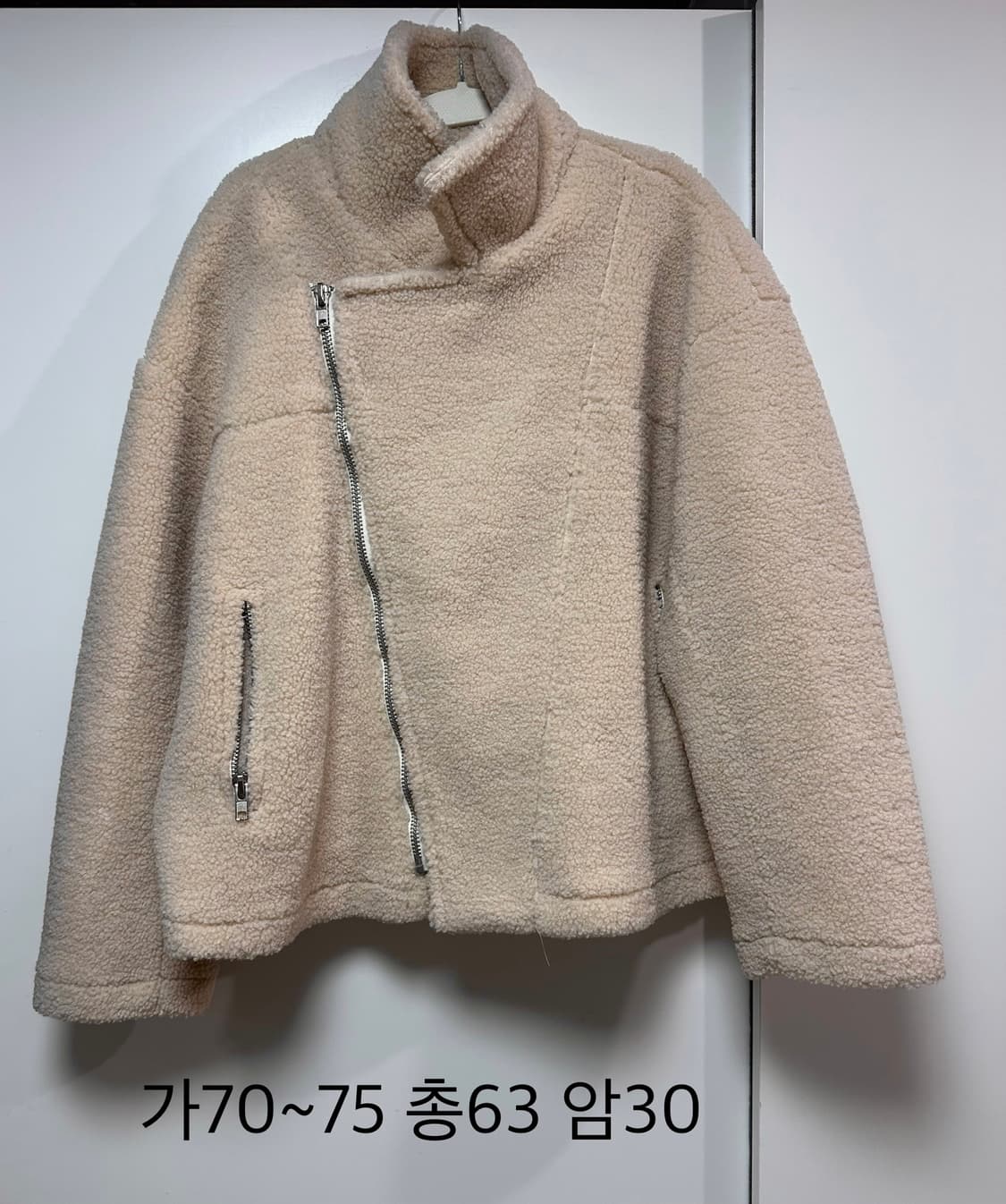 육육걸즈 베이지 양털 숏 자켓 사선 하이넥 무스탕 상품이미지1