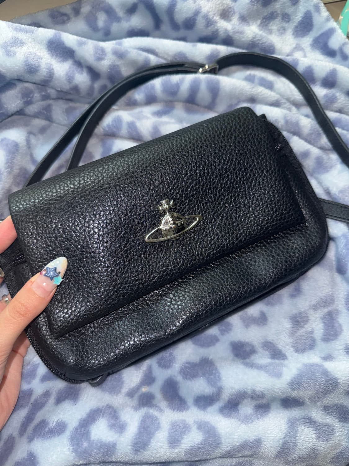 비비안웨스트우드 빈티지 은장 로고 크로스백 가방 블랙 상품이미지1