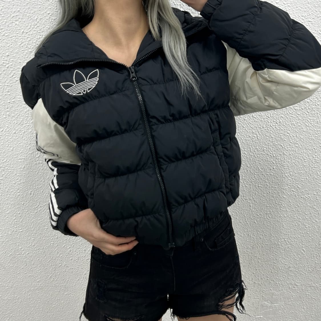 아디다스 자수로고 화이트배색 블랙 패딩 S 상품이미지3
