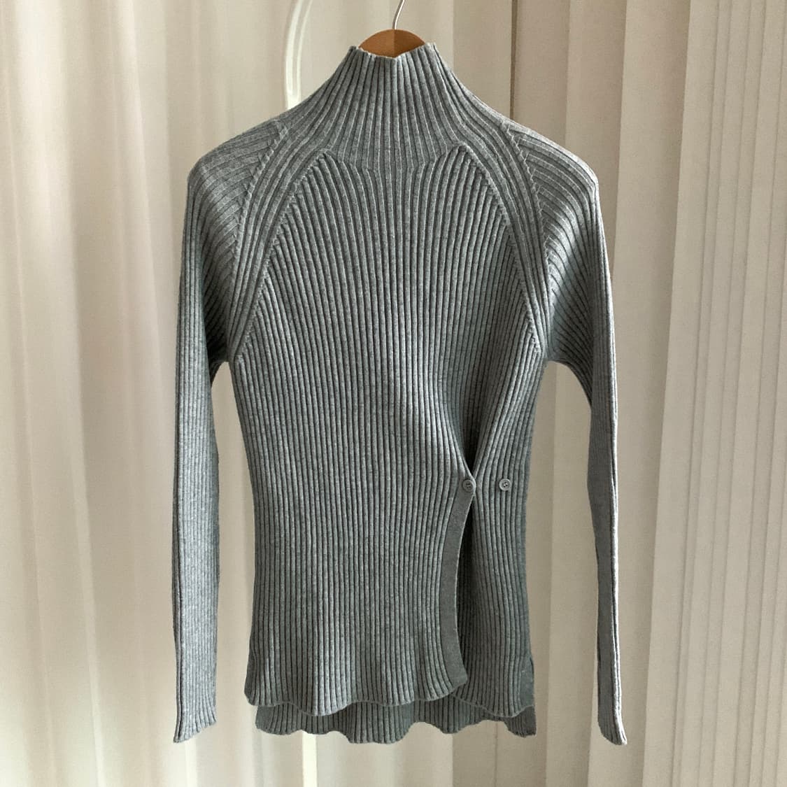 반폴라 옆트임 버튼조절 골지 슬림 니트 상품이미지2