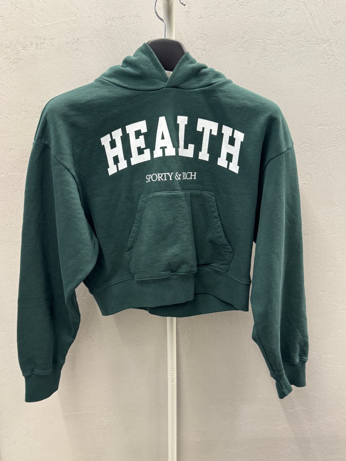 스포티앤리치 헬스 아이비 크롭 후드 - 포레스트:화이트 001 상품이미지2