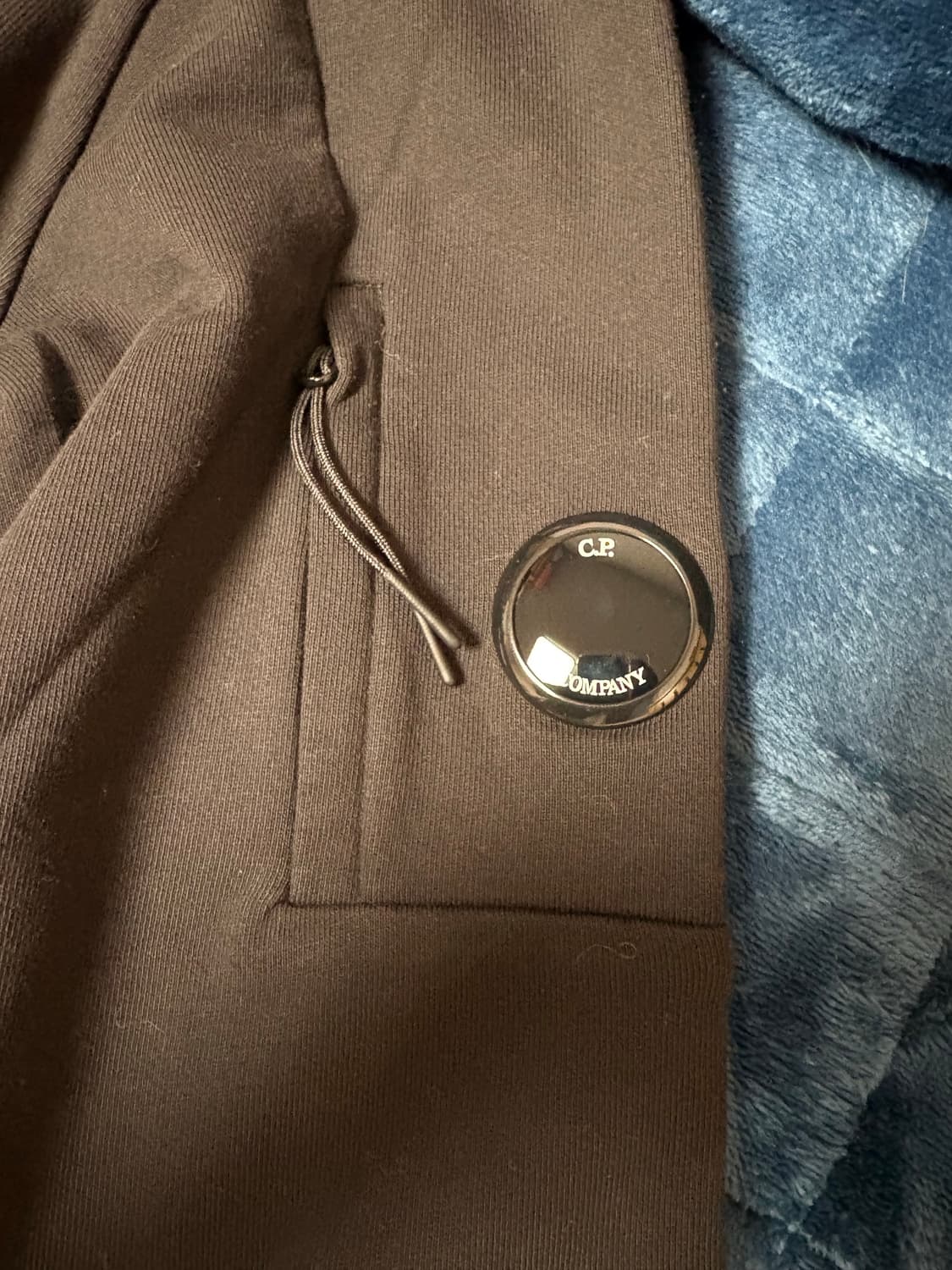 C.P. 컴퍼니 렌즈 와펜 스웨트셔츠 블랙 - 25FW 상품이미지2