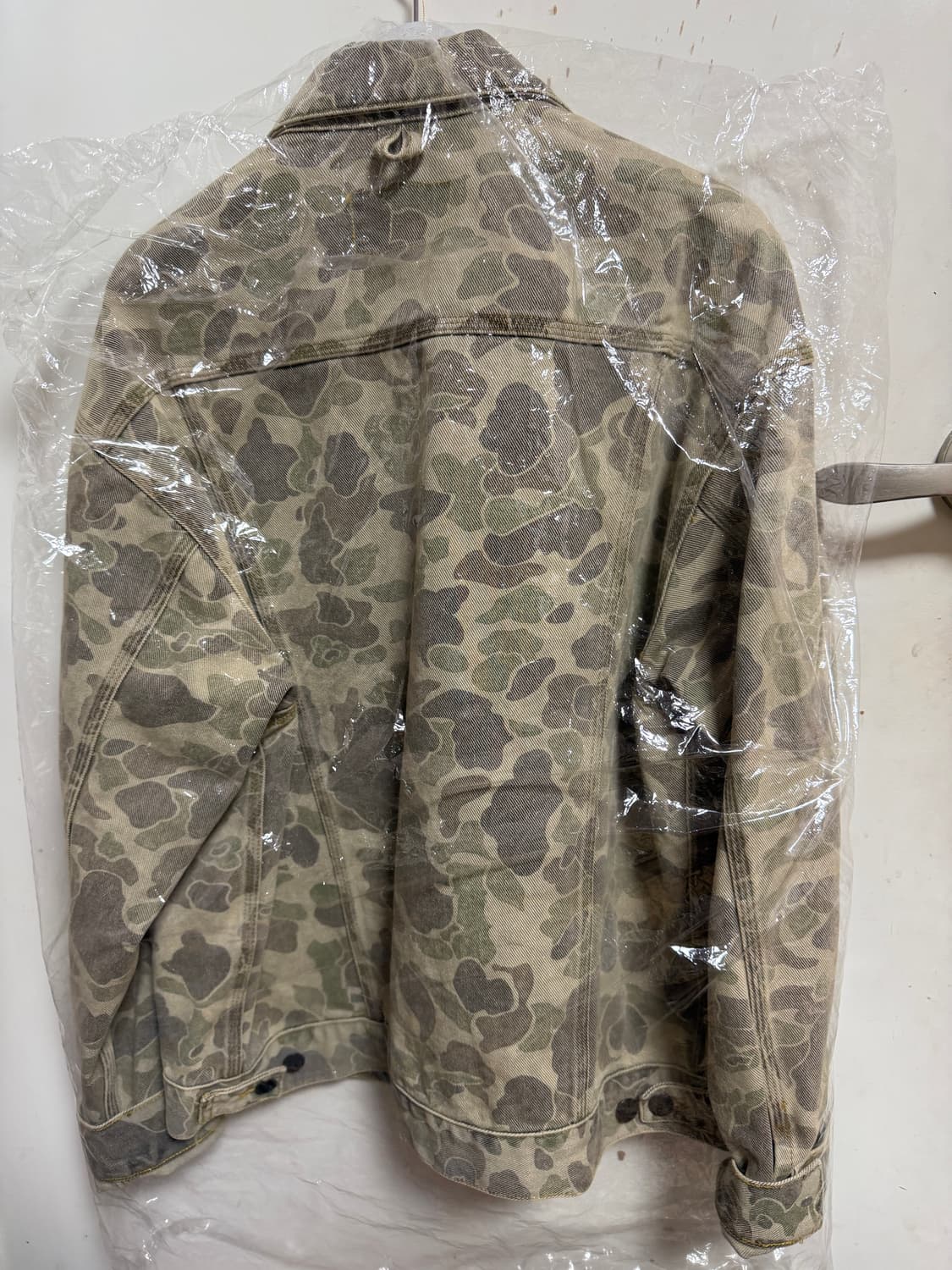 칼하트 WIP 덕 헬스턴 자켓 카모 덕 블랙 블리치드 상품이미지2