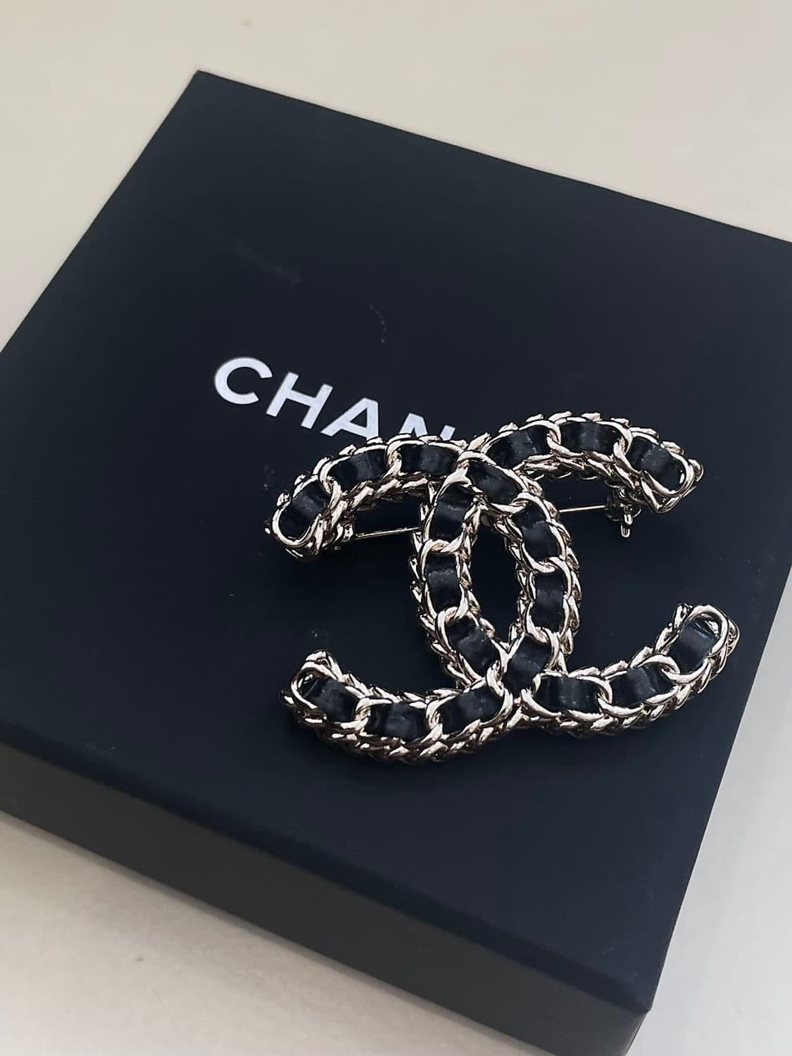 샤넬 정품 CC 체인 메탈 업사이클링 레더 브로치 상품이미지1