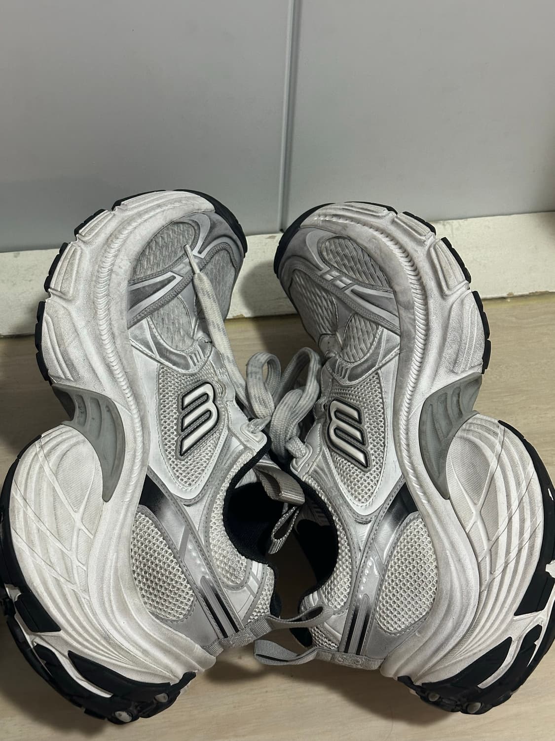 43 발렌시아가 10xl 화이트 팝니다 상품이미지6