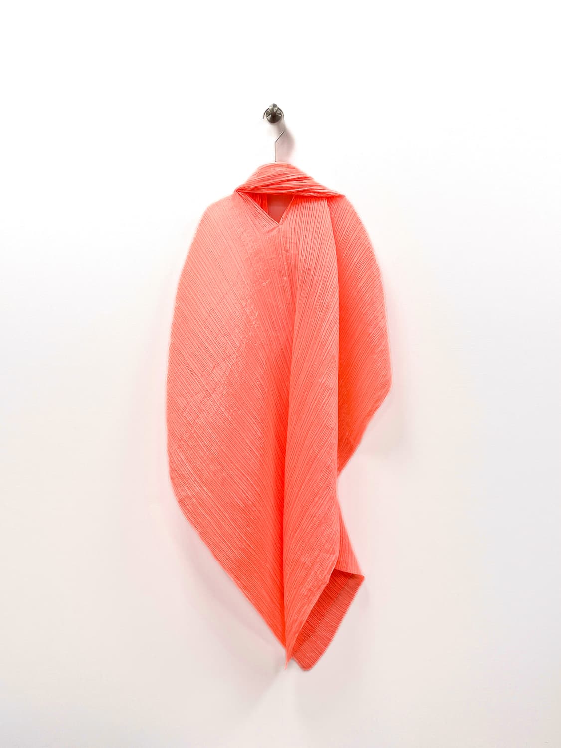 플리츠플리즈 네온 코랄 플리세 랩 케이프 상품이미지9