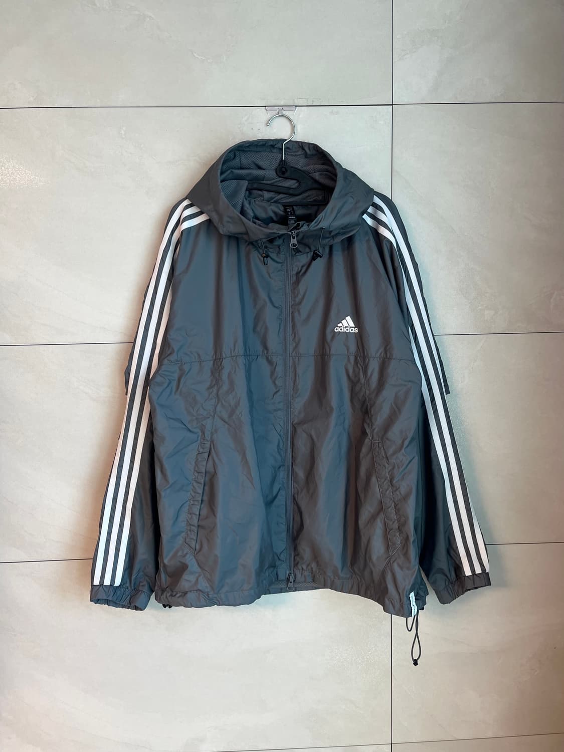 아디다스 에센셜 루즈핏 바람막이 그레이 [L] 상품이미지1