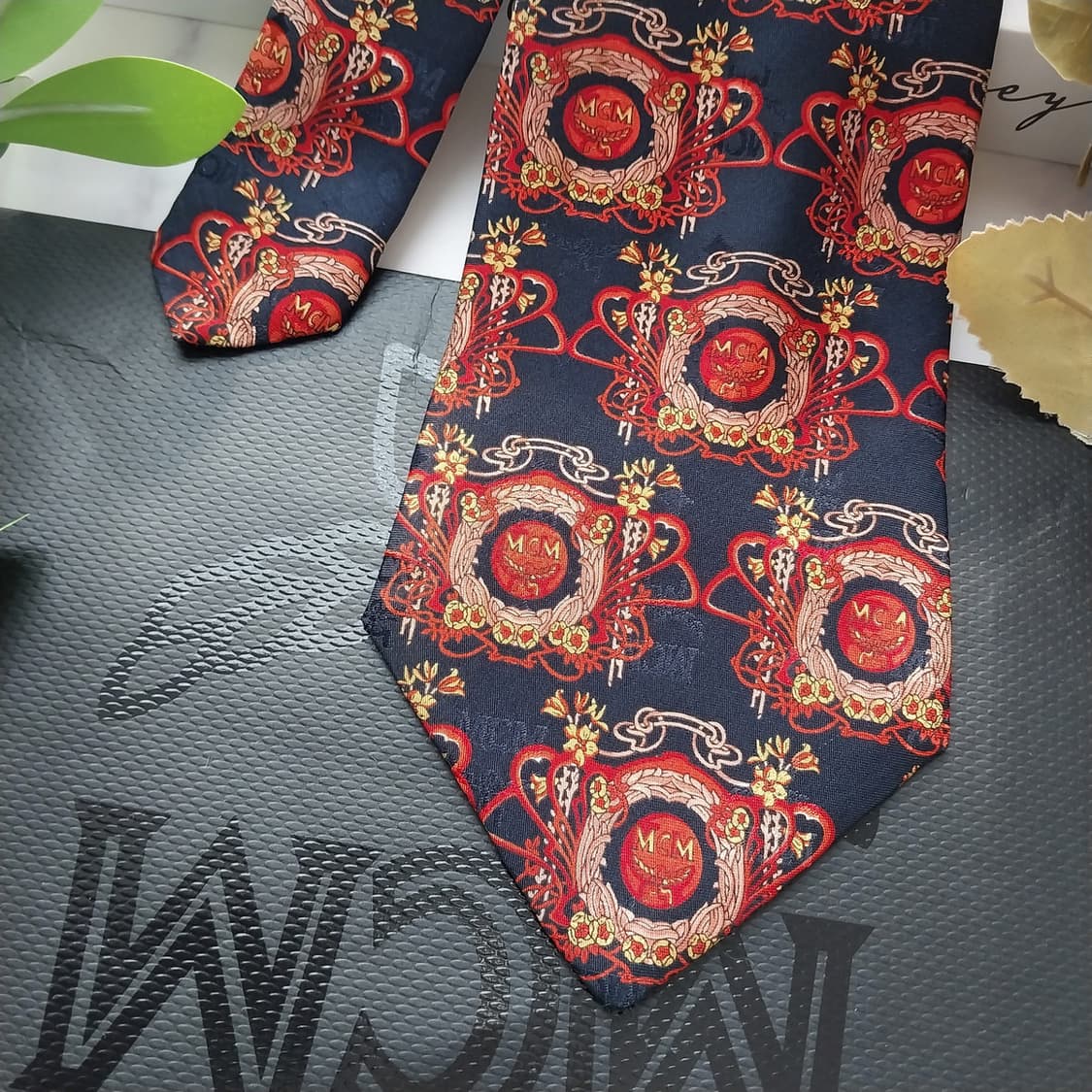 MCM 실크 블랙 레드&옐로 패턴 넥타이 9.5cm A+등급 K1435
 상품이미지4