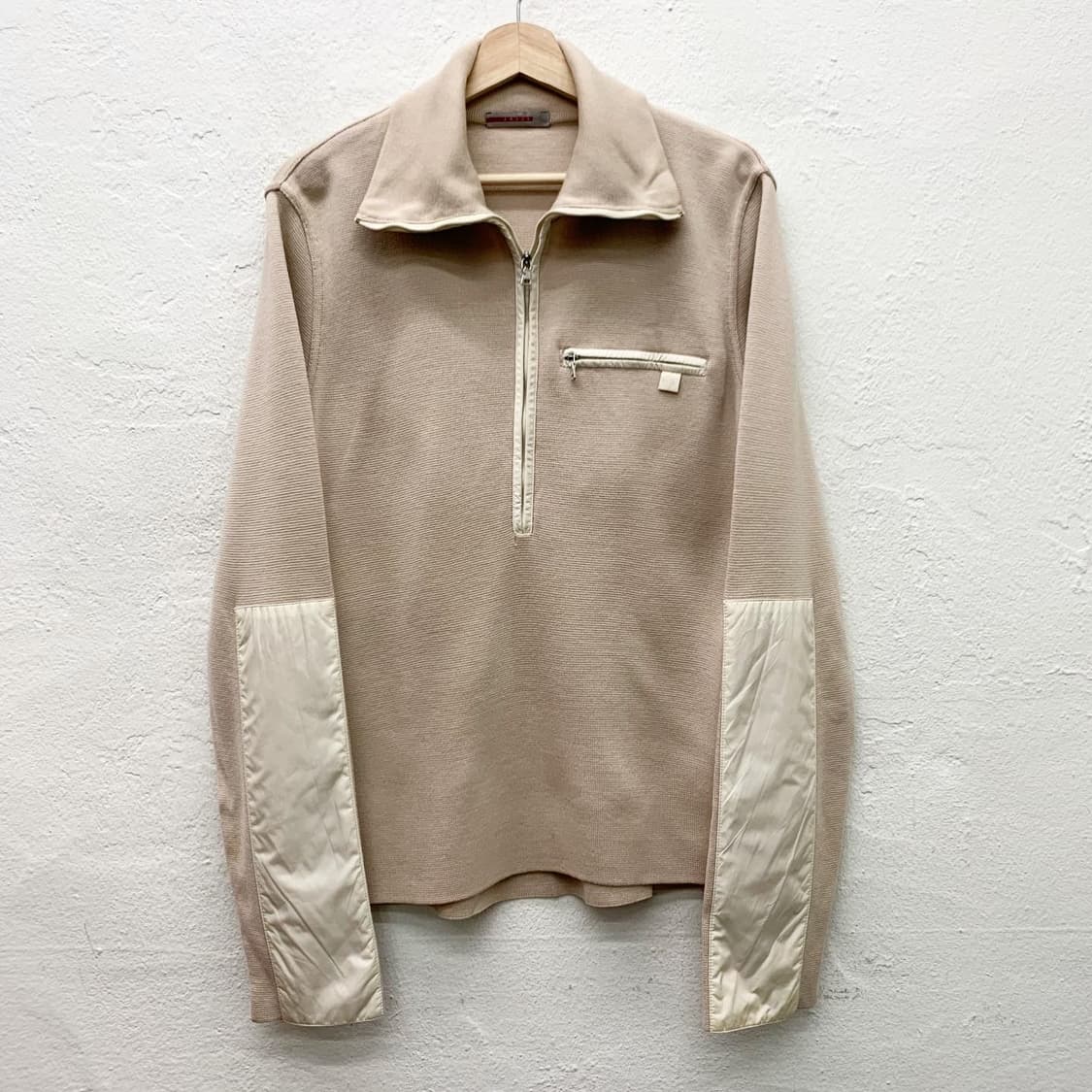 프라다 베이지 나일론 패치 디테일 하프집업 니트  상품이미지2