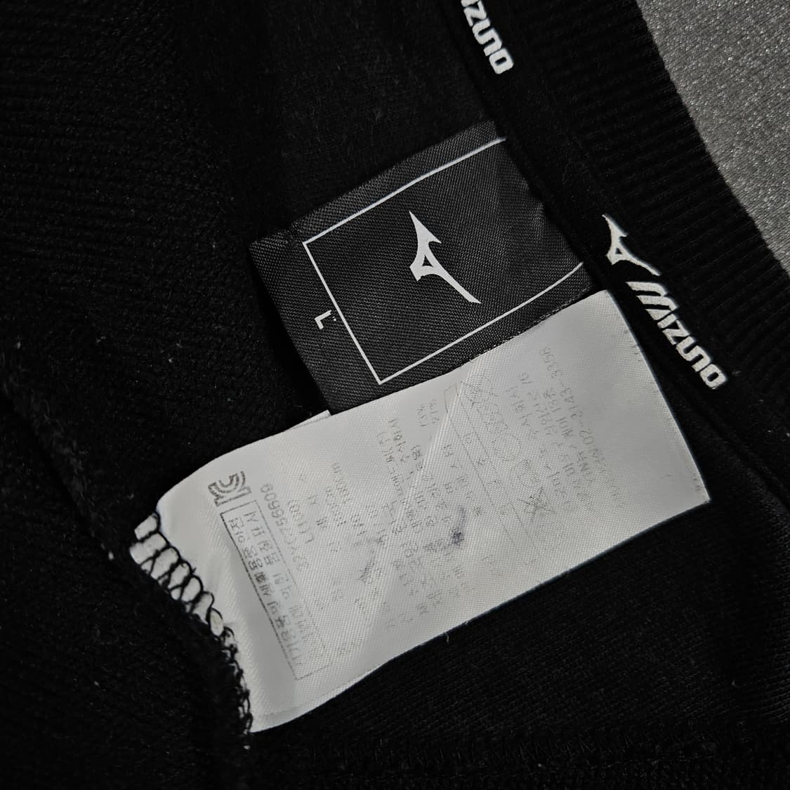 L 100 미즈노 카모 로고 맨투맨 블랙 상품이미지5