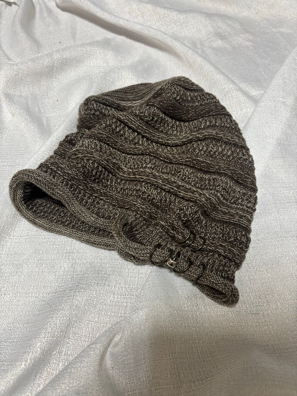 “Unknown” piercing Detail Beanie 상품이미지1