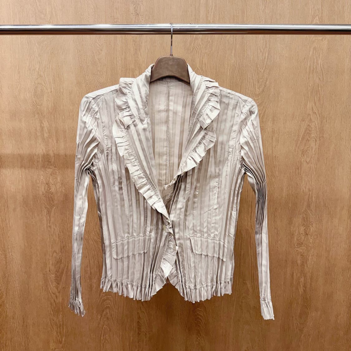 스페치오 플리츠 프릴 블라우스 스트라이프 텍스처 슬림핏 베이지 상품이미지2