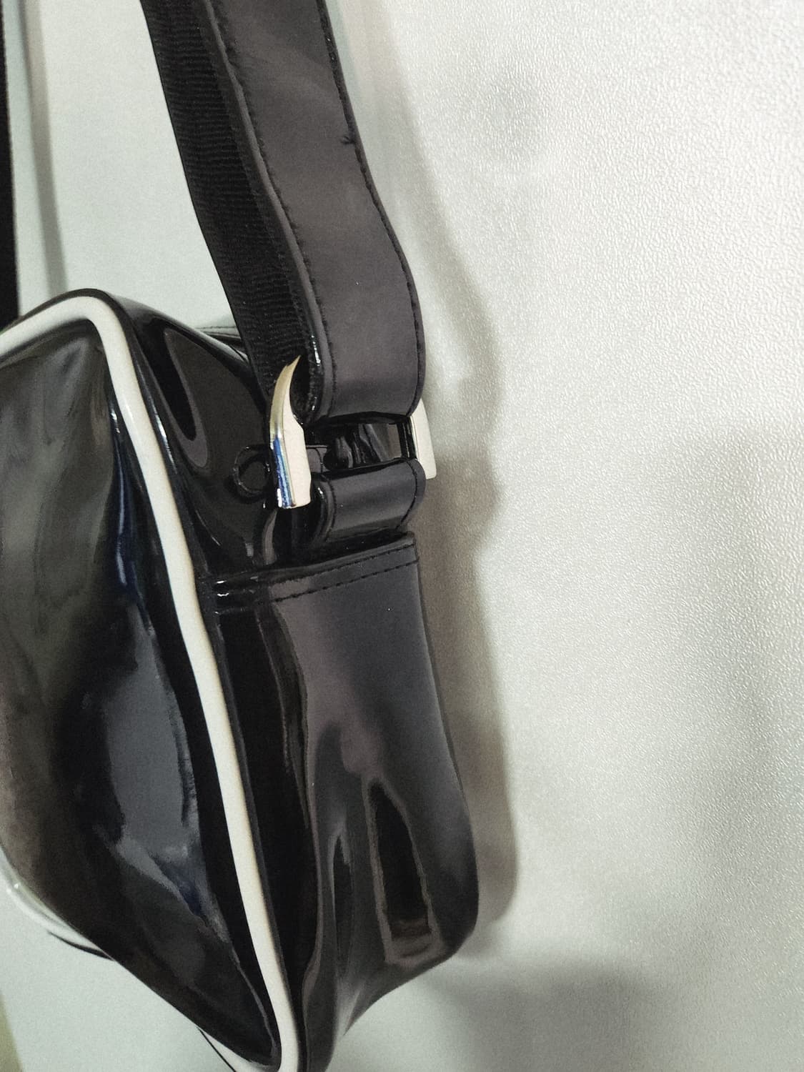 키르시 유광 블랙 크로스백 20*20 상품이미지4