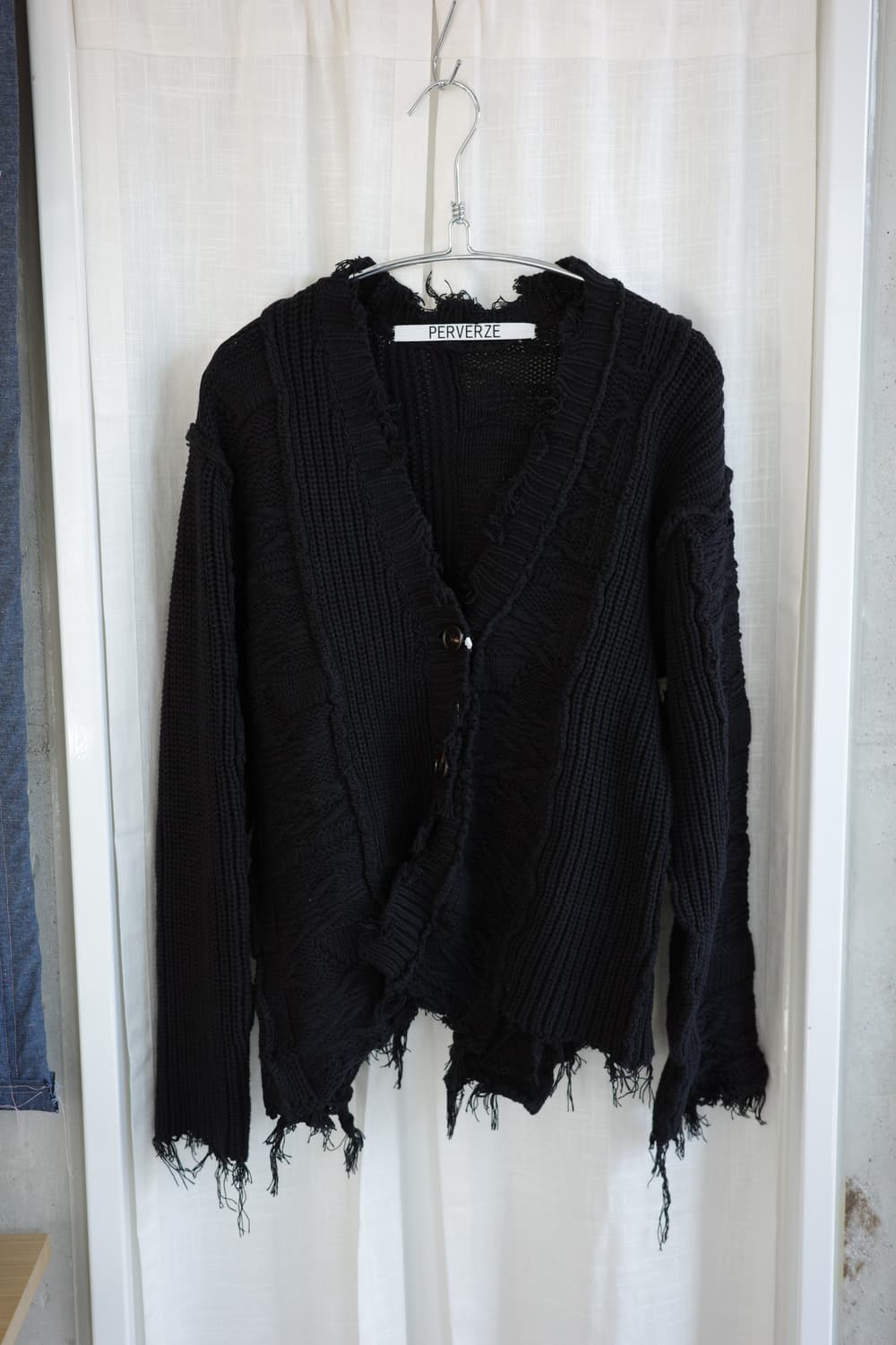 Perverze 퍼버즈 데미지 니트 가디건 상품이미지1