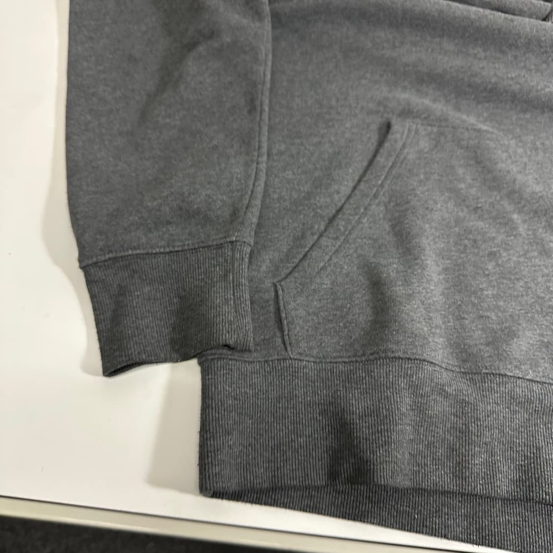 .L 뉴발란스 차콜 로고 후드티 상품이미지3