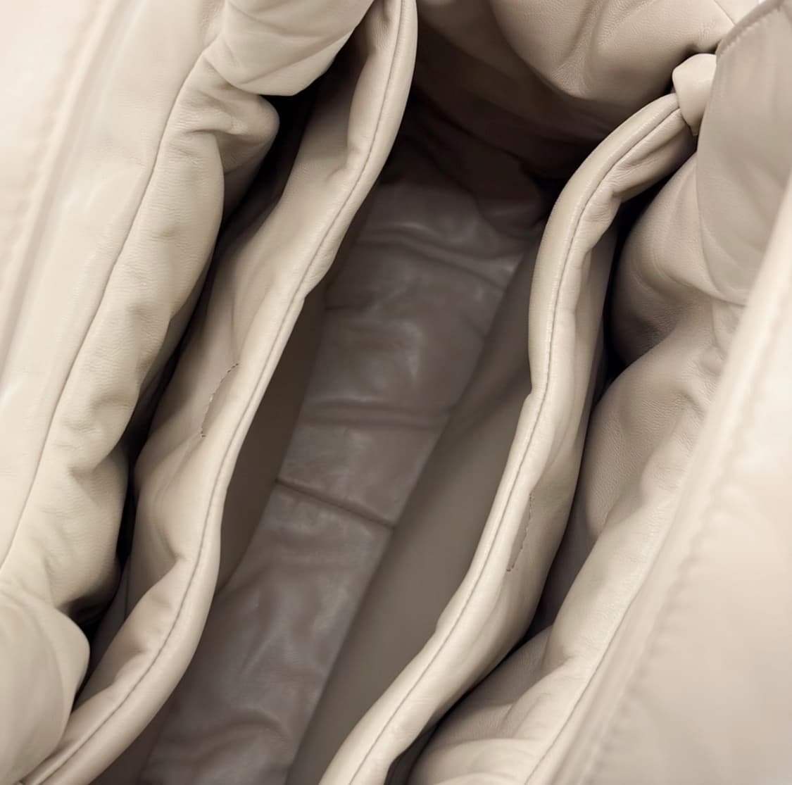 [M] 프라다 패디드 소프트 패딩 니파 레더 백 미디움 데저트 베이지 상품이미지9