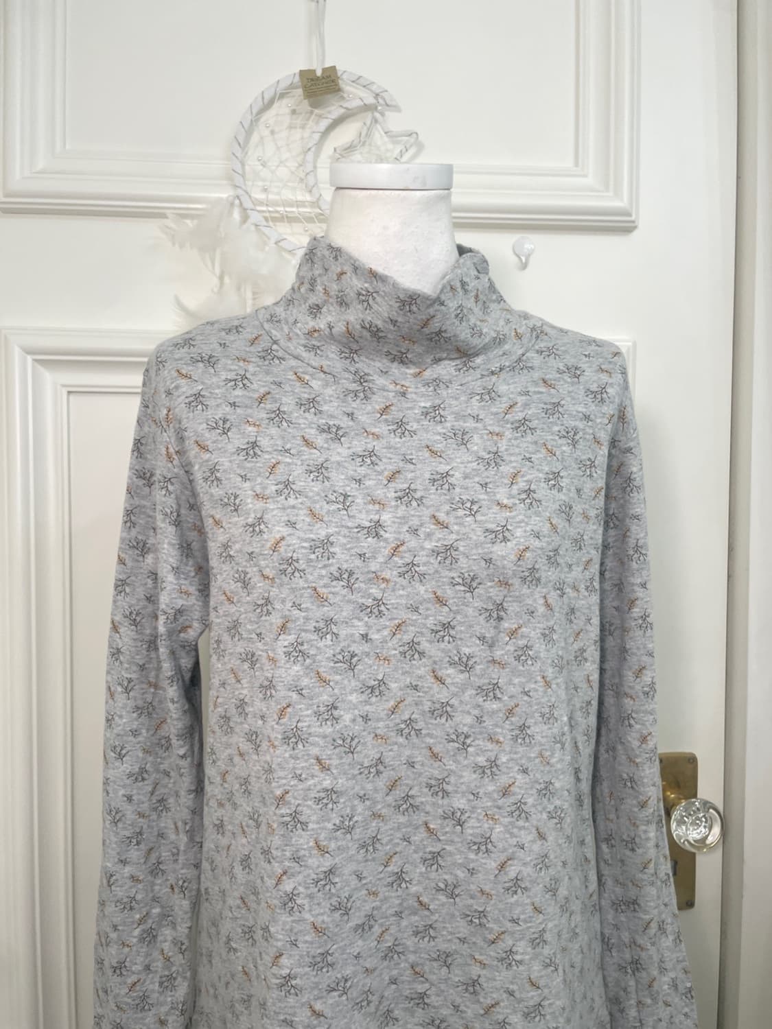 gray flower point turtle-neck cotton top 상품이미지5