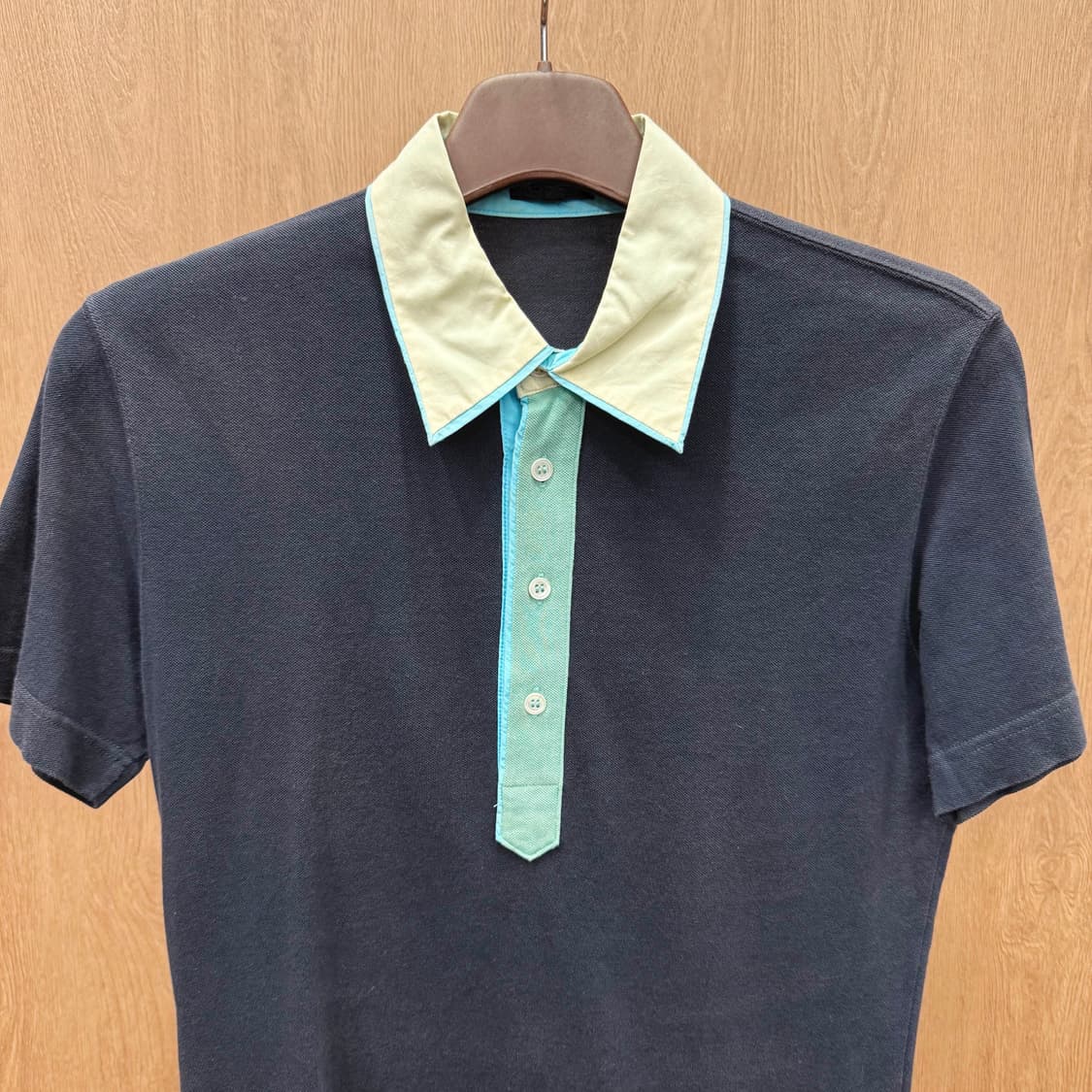 폴스미스 컬렉션 PK 반팔 티셔츠 배색 카라 버튼 디테일 블랙 상품이미지4