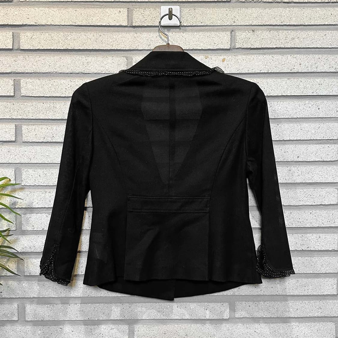 꾸레쥬 크롭 블레이저 자켓 7부 소매 원버튼 도트 패턴 프릴 디테일 블랙 상품이미지2