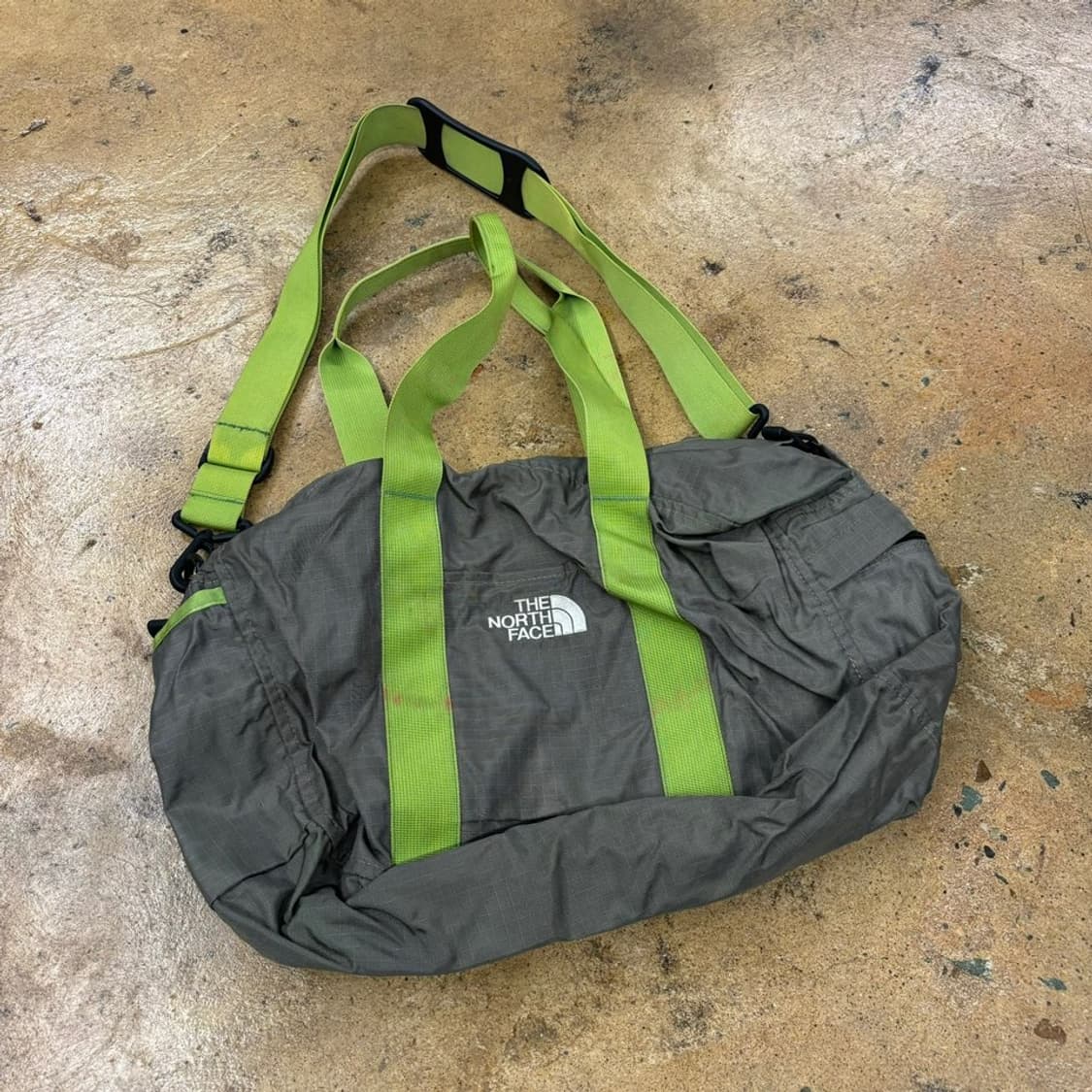 노스페이스 더플 크로스백 카키 브라운 상품이미지1