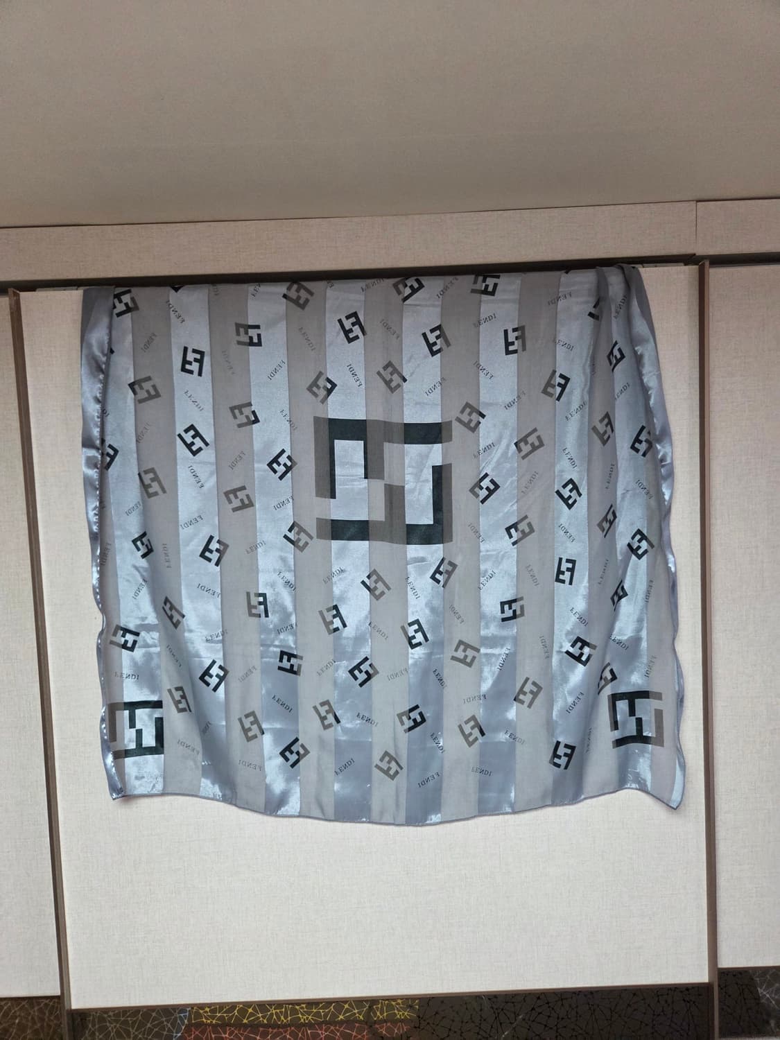 팬디 사각 실크 머플러 상품이미지1