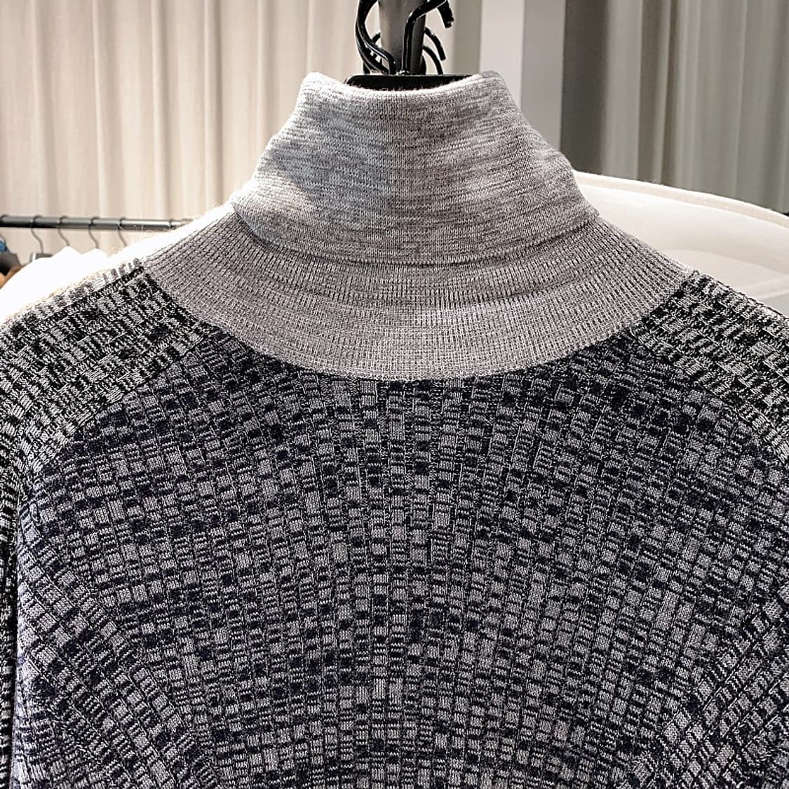 GAUCHERE

고셰르 여성 그레이 터틀넥 울 니트 상품이미지2