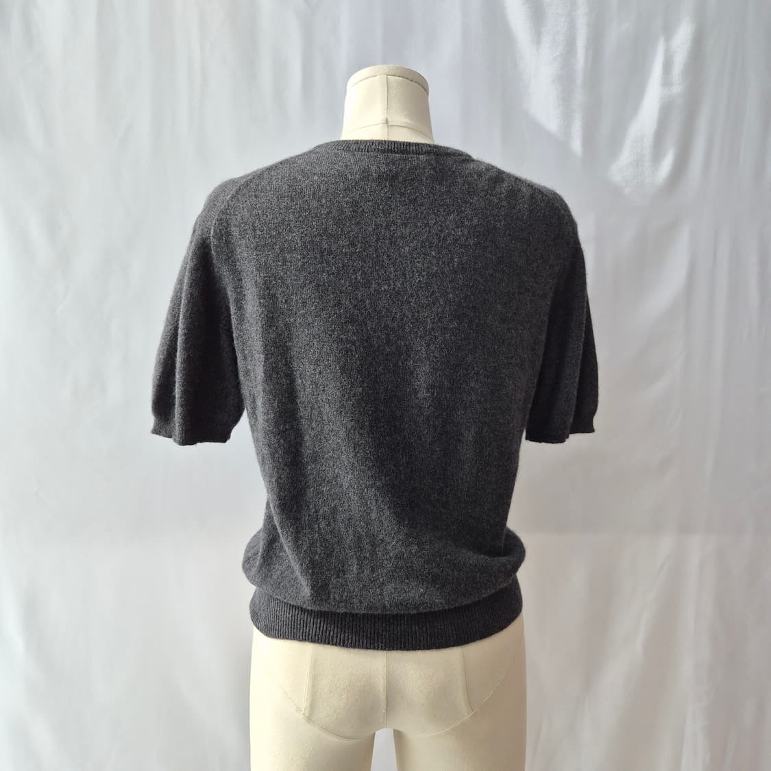 차콜그레이 캐시미어 100 반팔 니트 상품이미지3