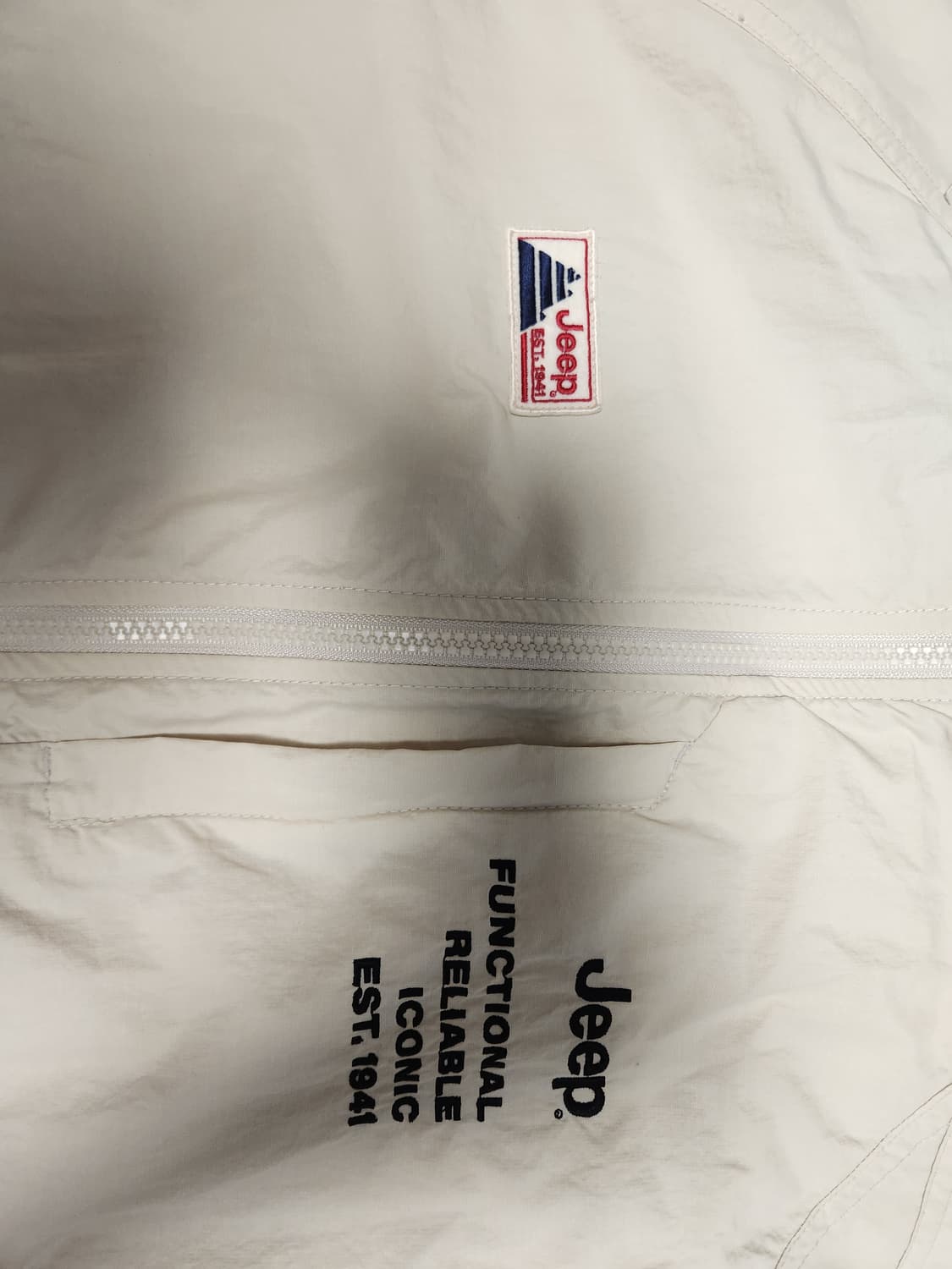 지프 절개디테일바람막이점퍼 L사이즈

사이즈표기 m이나 크게나와서 L로  상품이미지4