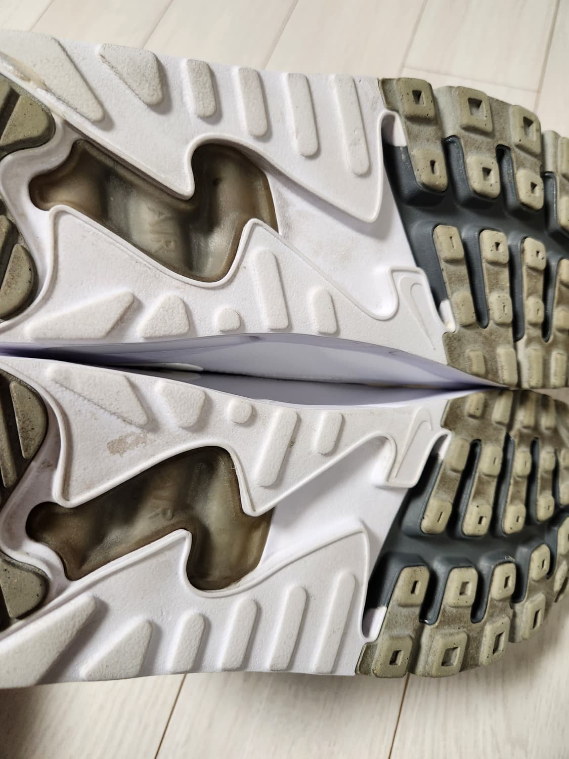 나이키 운동화 에어맥스 90 울트라 2.0 에센셜 러닝화 사이즈265

 상품이미지7