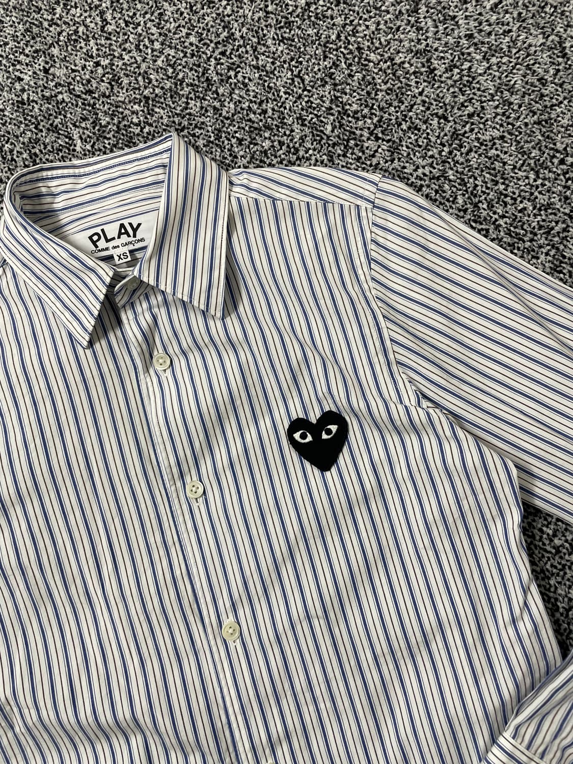 빈티지9. 꼼데가르송 플레이 블랙 하트 와펜 스트라이프 셔츠 블루 상품이미지2