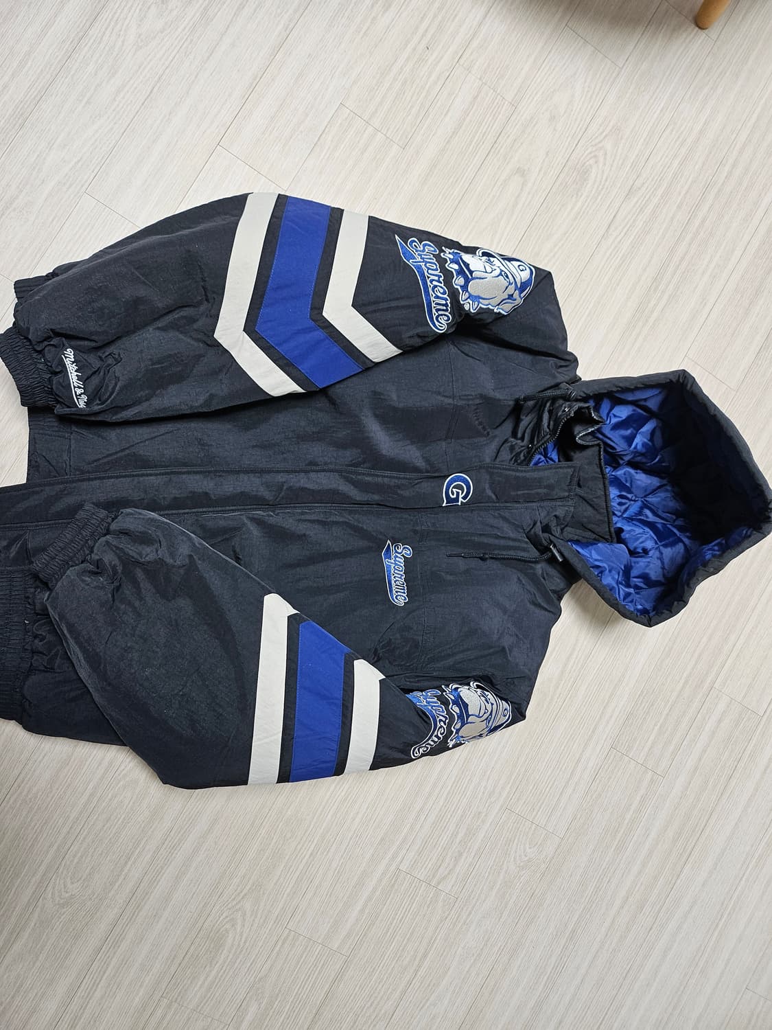 슈프림 미첼 & 네스 NCAA 후드 스타디움 자켓 블랙 - 24FW 상품이미지1