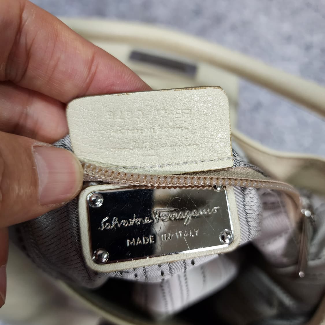 페라가모 레더 간치니 숄더백 상품이미지10