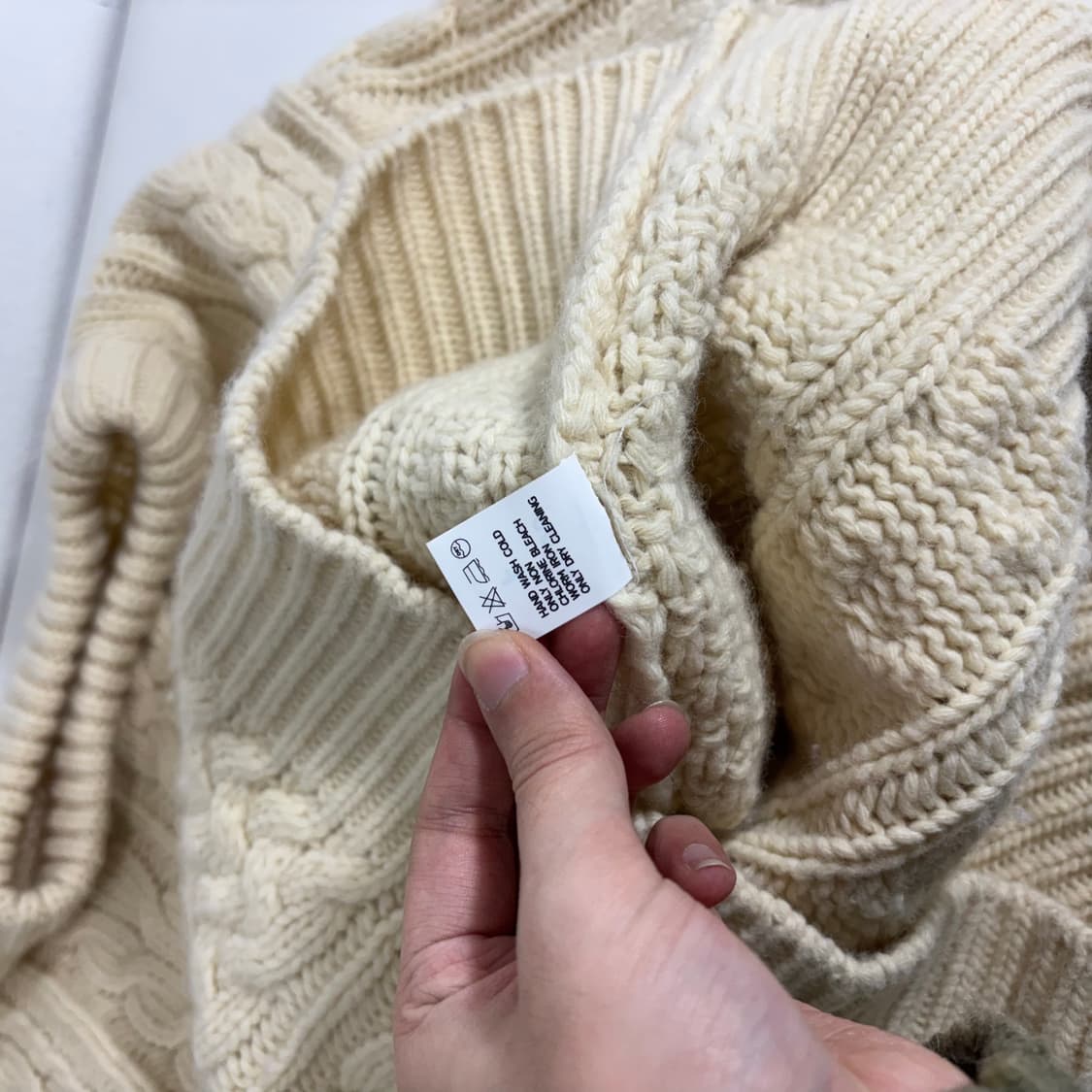 우먼OS 우드 WOOD 아이보리 오버핏 꽈베기 흰순이니트 상품이미지5