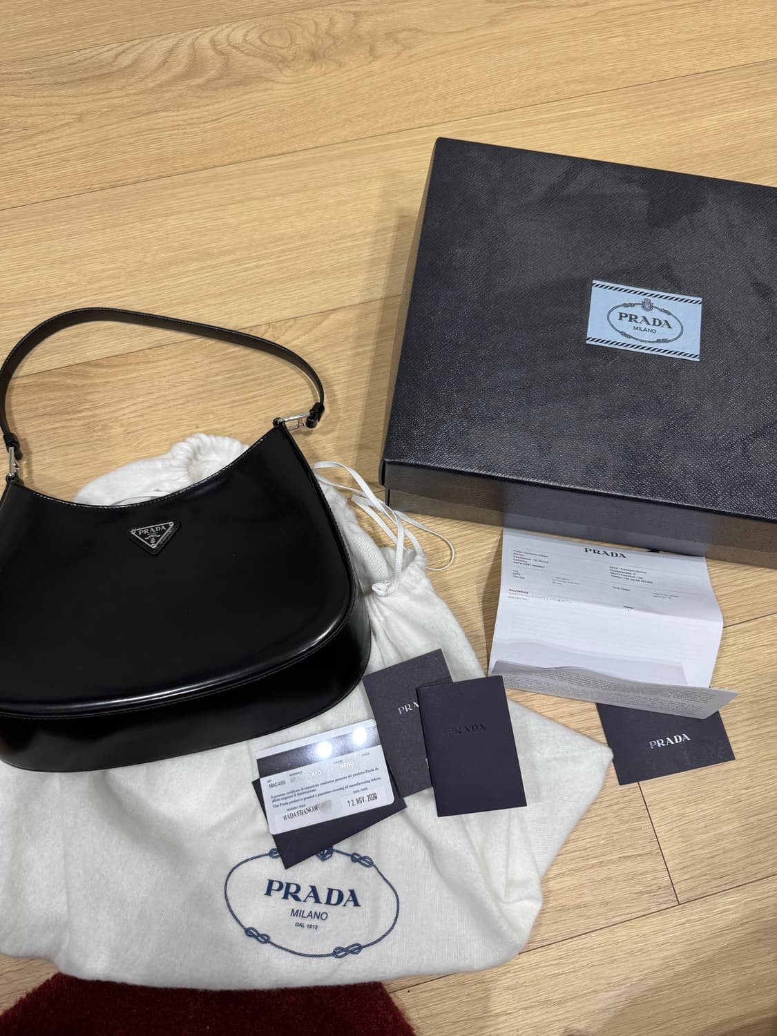 프라다 클레오 브러시드 가죽 숄더백 상품이미지1