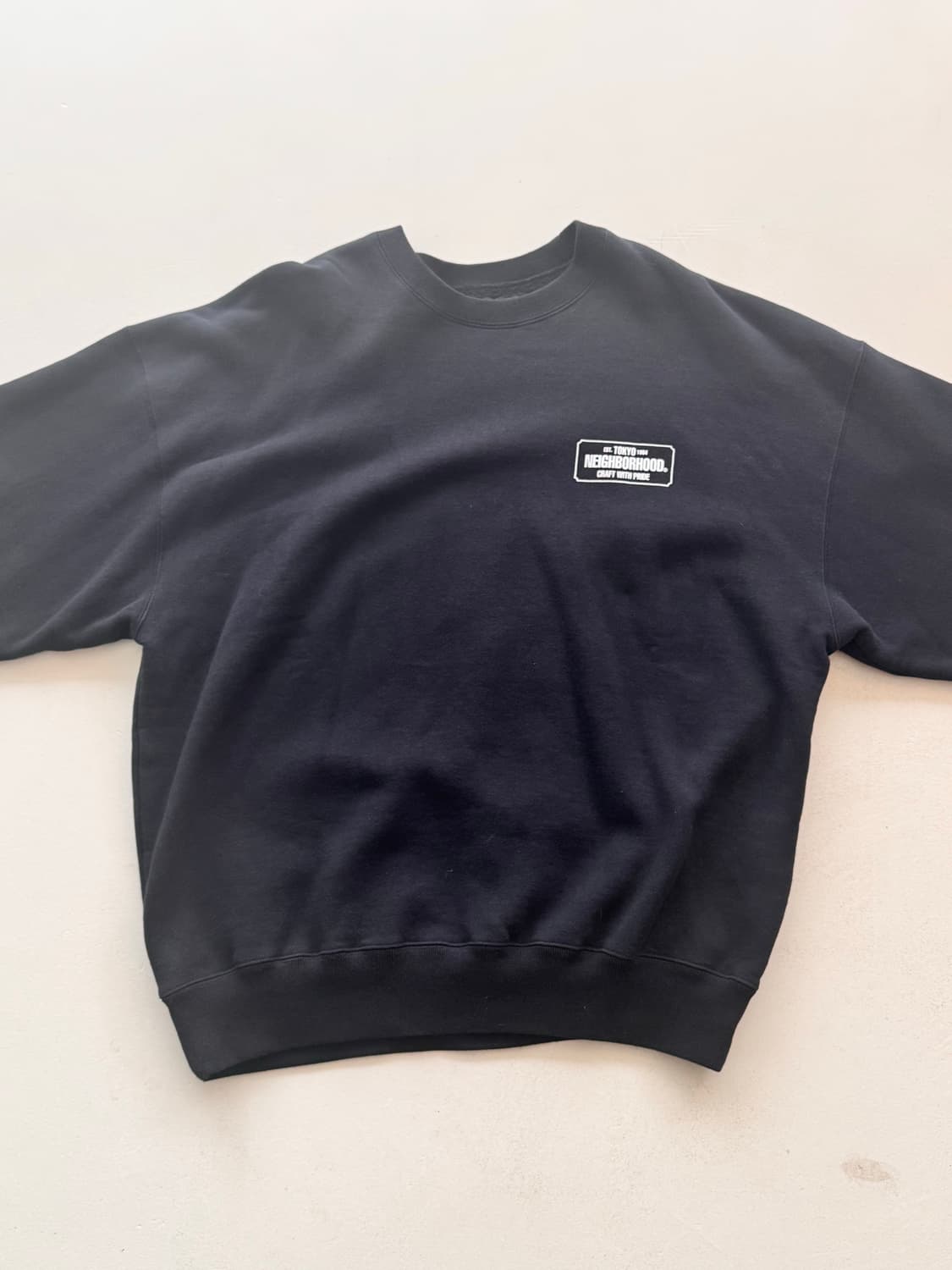 네이버후드 스웻 맨투맨 블랙컬러 상품이미지1
