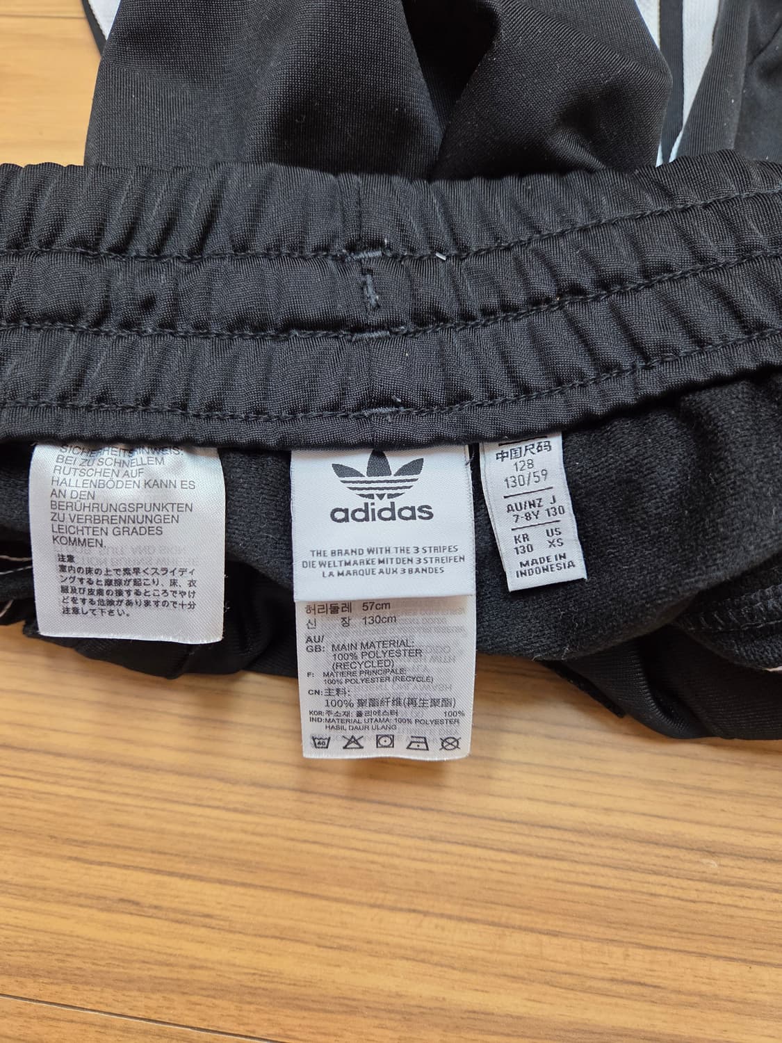아디다스 아디브레이크 트랙 팬츠 130사이즈입니다. 블랙 색상에 흰색 삼 상품이미지4