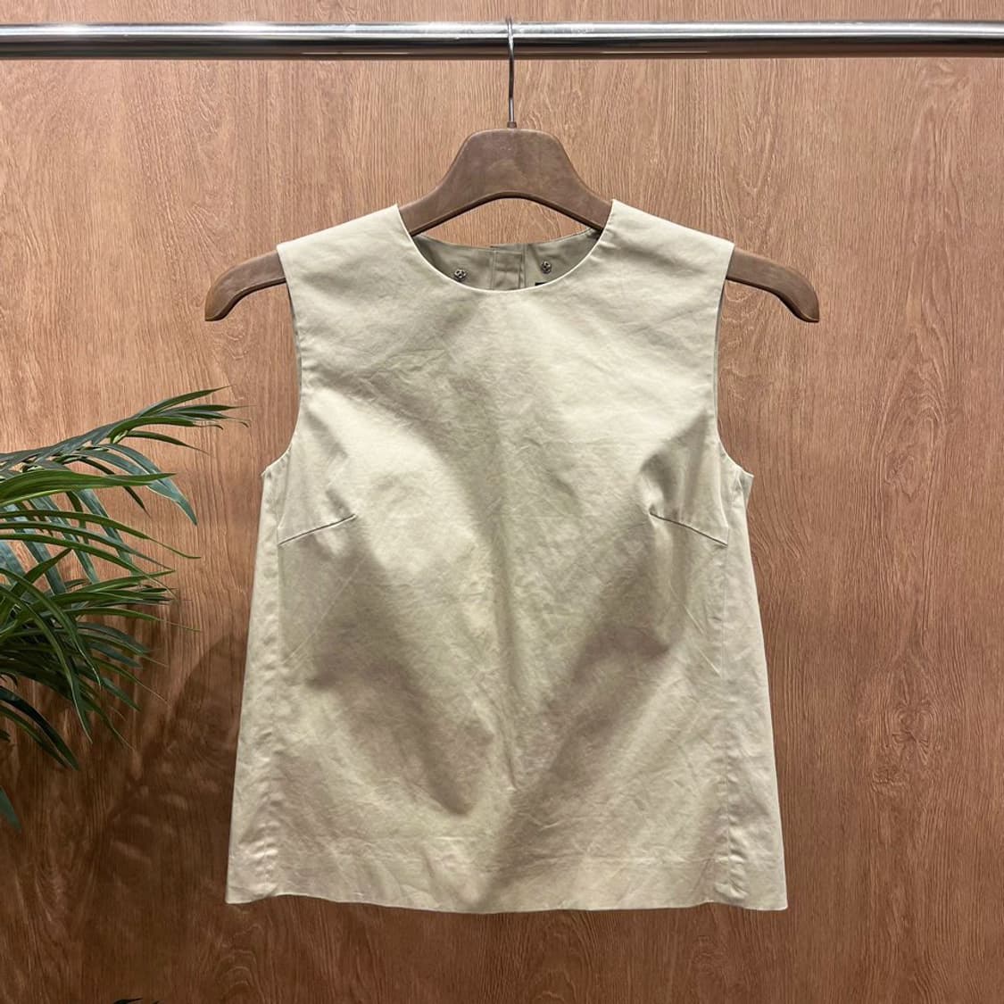 띠어리 코튼 베스트 백 버튼 클로징 사이드 사선 절개 디테일 베이지 상품이미지1