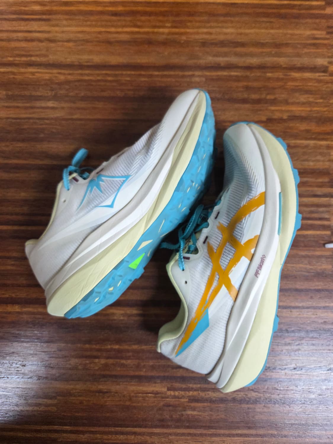 아식스 후지스피드 4 크림 샌드스톰 러닝화 255 상품이미지1