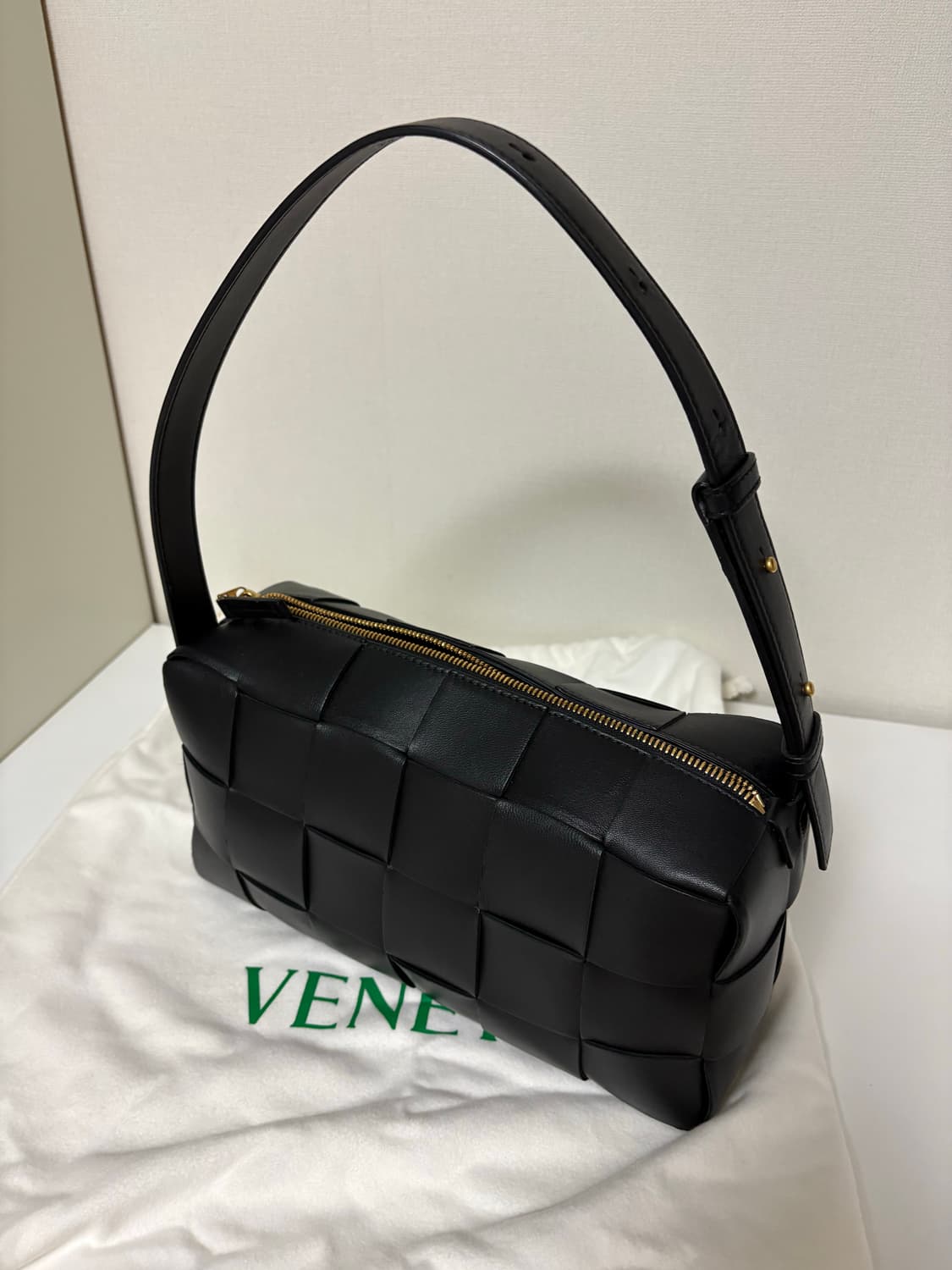 보테가베네타 브릭 카세트 숄더백 블랙 상품이미지4