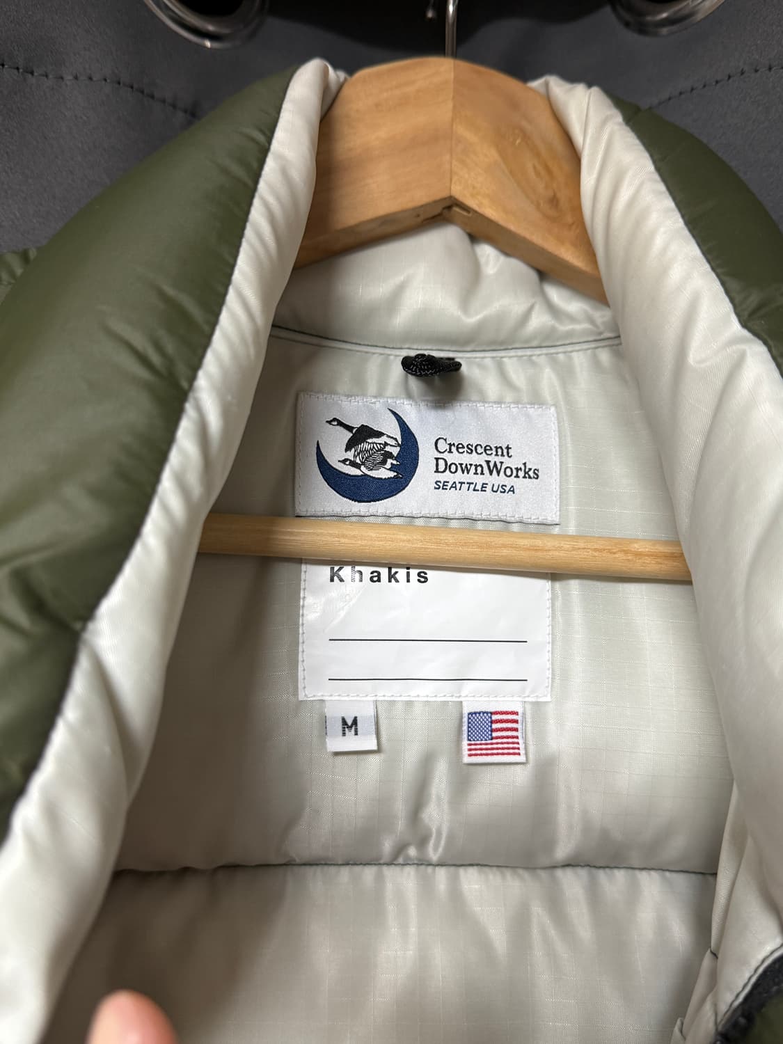 카키스 크레센트다운웍스 다운 베스트 올리브 M 상품이미지3