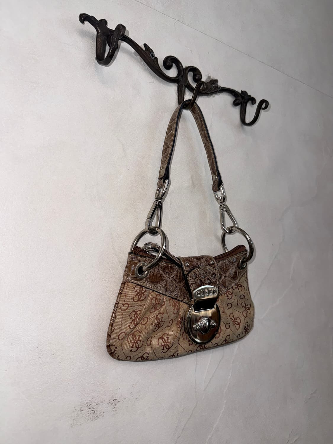 Guess brown logo mini shoulder bag 상품이미지2