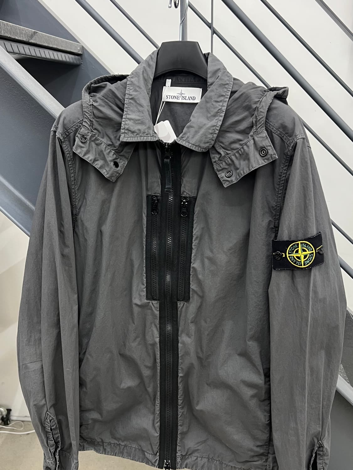 스톤아일랜드 와펜 차콜 후드 셔츠 자켓 상품이미지3