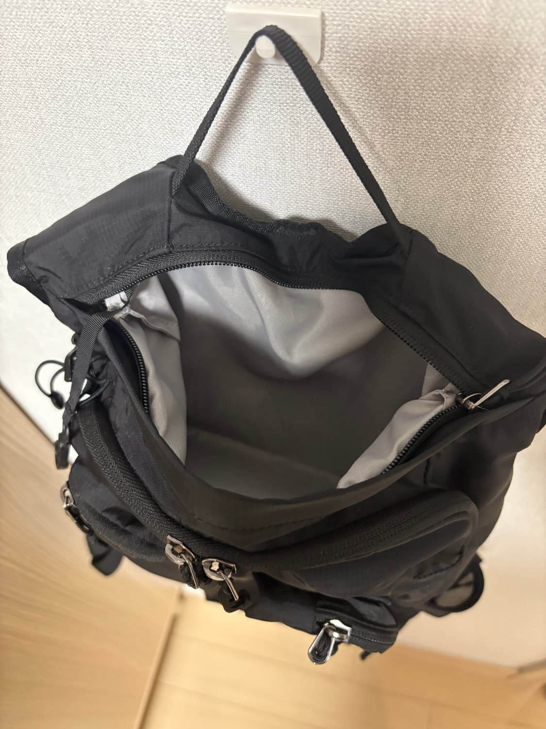 살로몬 x MM6 메종 마르지엘라 데이팩 20 블랙 상품이미지7