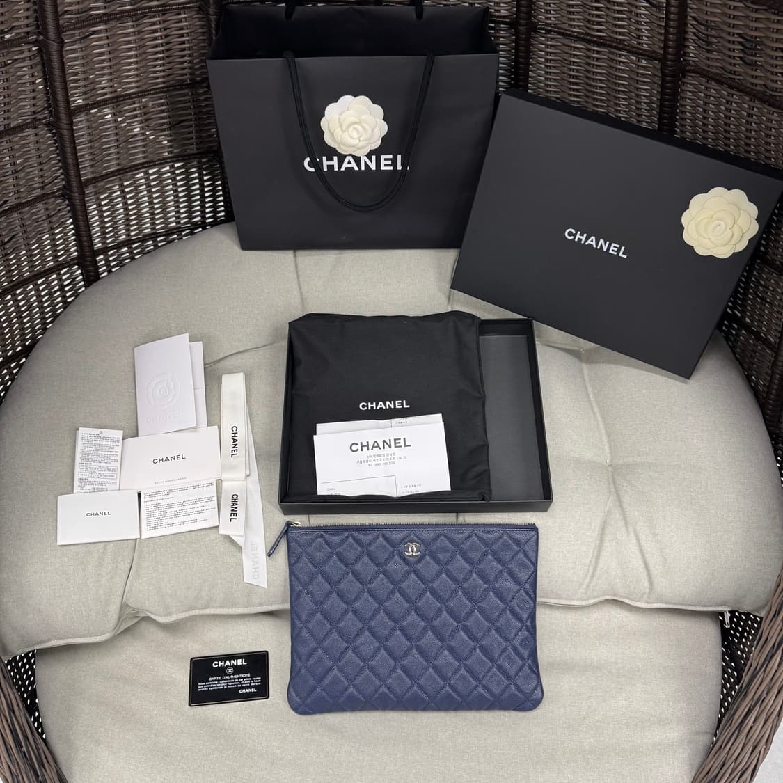 풀구성 샤넬 클래식 캐비어 뉴미듐 클러치 금장 네이비 상품이미지8
