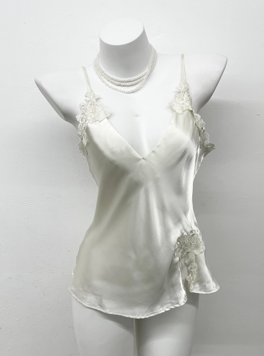 화이트 새틴 레이스 슬립 상품이미지1