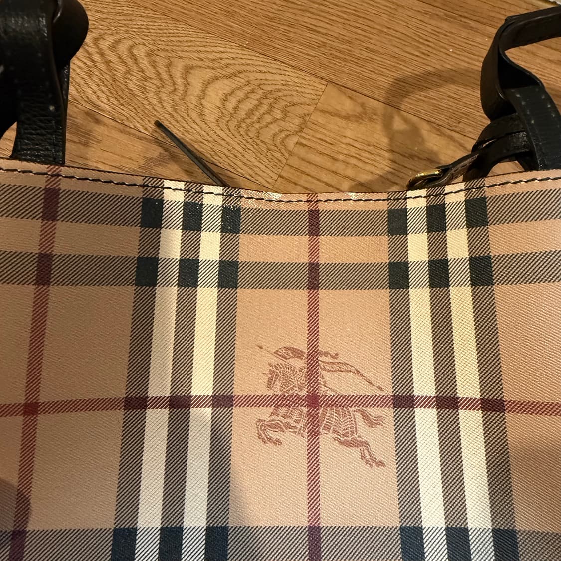 버버리 헤이마켓 체크 스몰 론 버킷백 상품이미지5