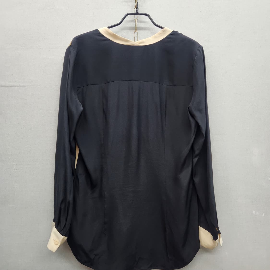 DKNY 배색 셔츠형 실크 블라우스 P(M) 상품이미지4