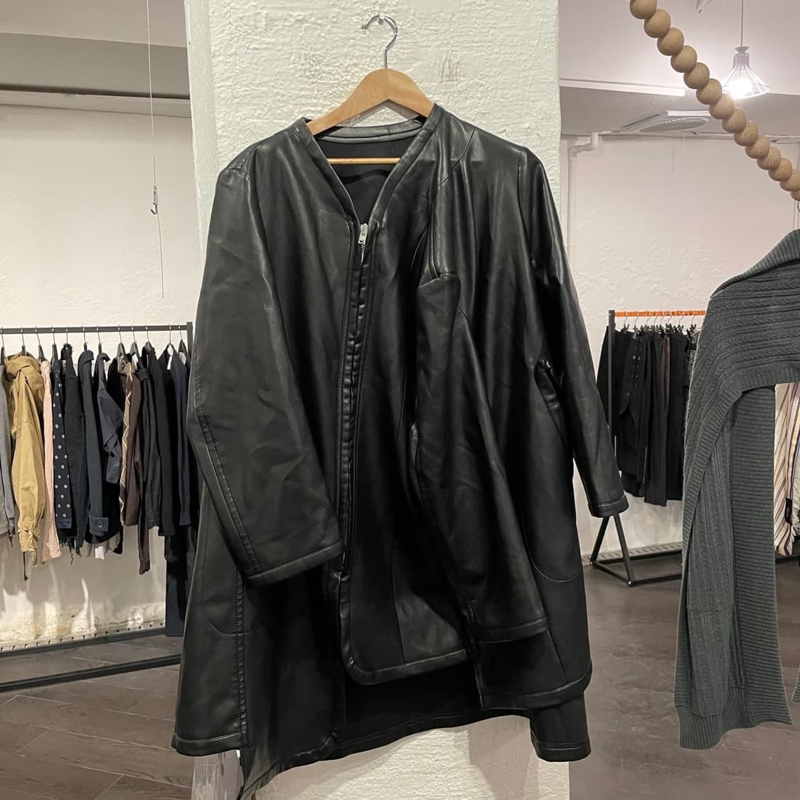  꼼데가르송 24aw 비대칭 레더 코트 상품이미지1