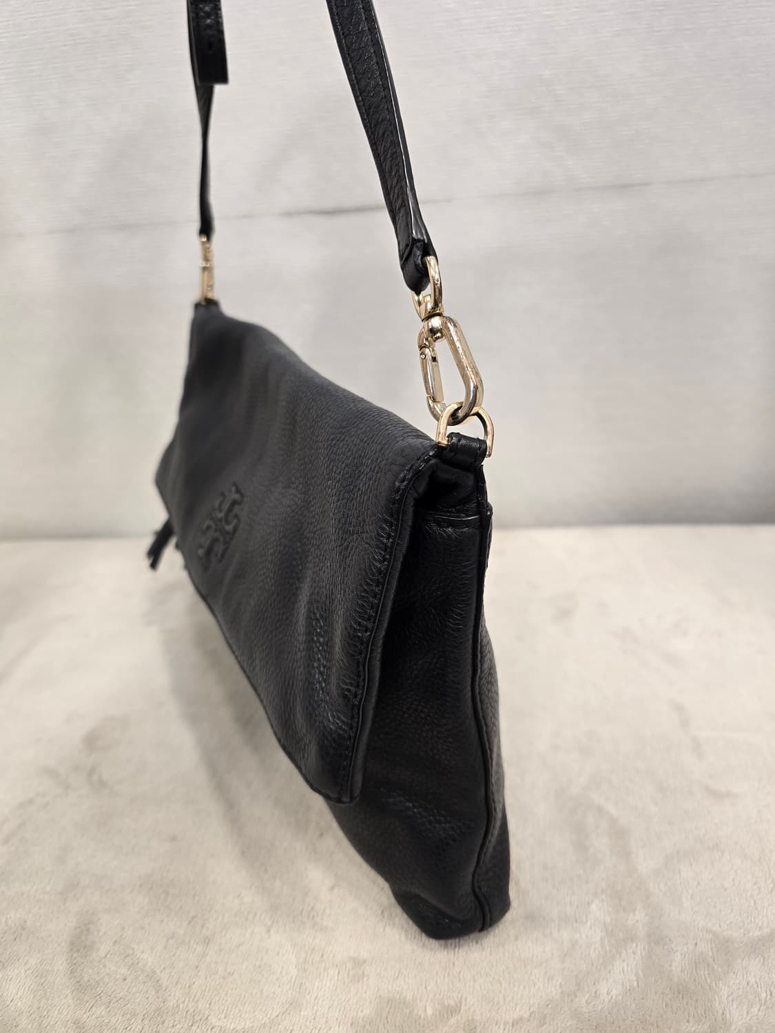 토리버치 테슬  블랙 가죽 크로스백 클러치백 상품이미지4