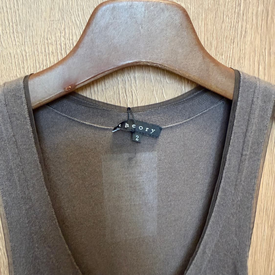 띠어리 슬리브리스 니트 핀턱 플리츠 디테일 루즈핏 브라운 상품이미지8